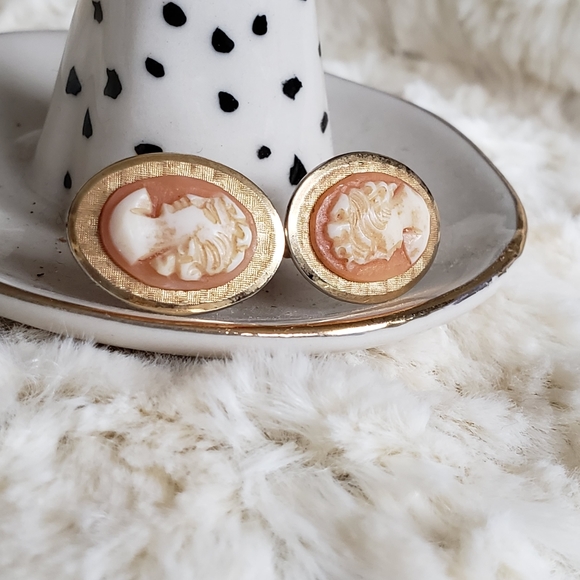 vintage carved shell cameo earrings - Picture 5 of 7